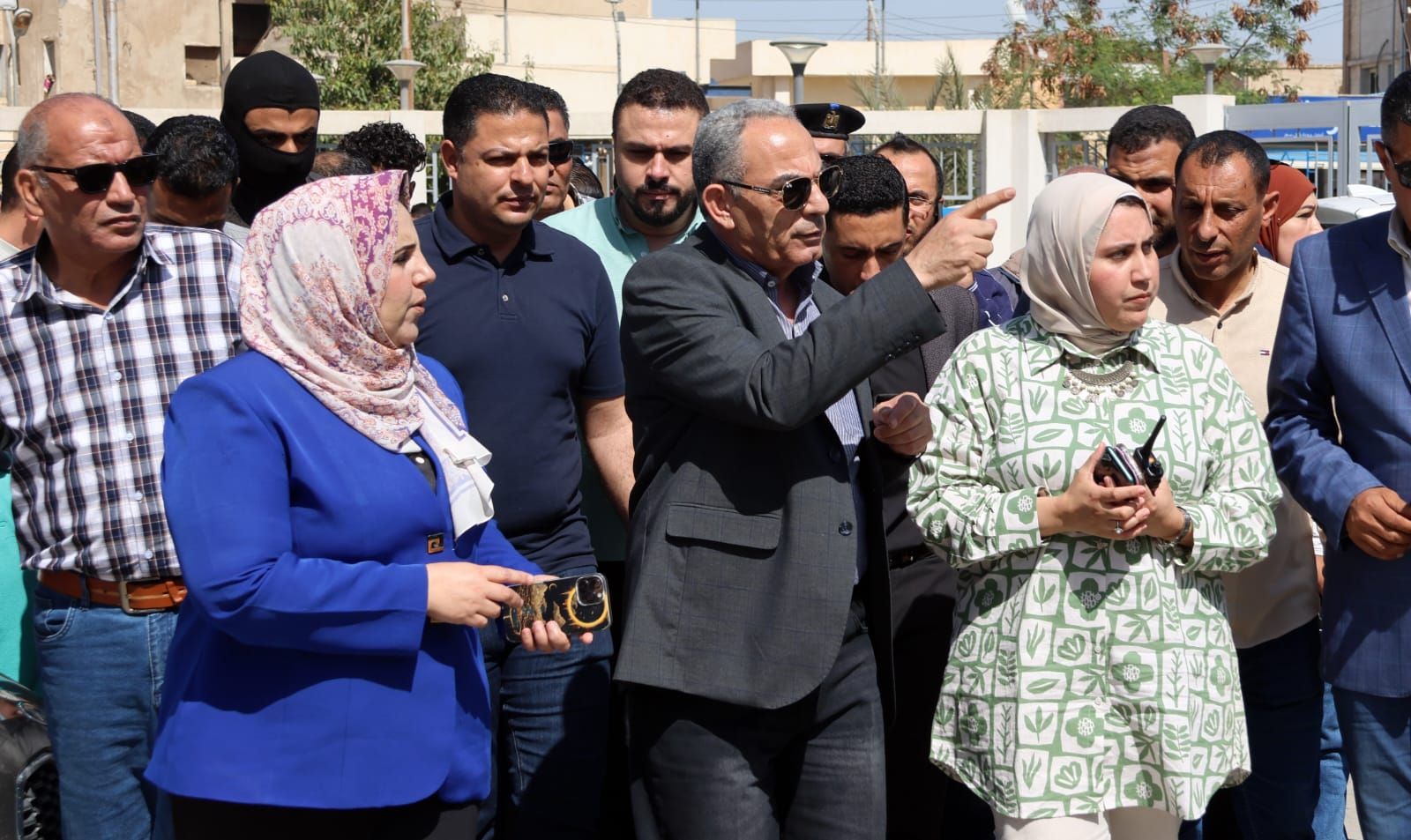 محافظ الإسماعيلية يتفقد محاور مرورية ومواقع خدمية بالقصاصين ويوجه بحلول عاجلة لتحسين الطرق والبنية التحتية - الخليج الان