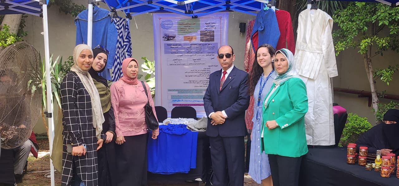 إبداع بأيادٍ مصرية.. خريجات مراكز التدريب المهني بوزارة العمل يعرضن منتجاتهن في بازار بوسط القاهرة - الخليج الان