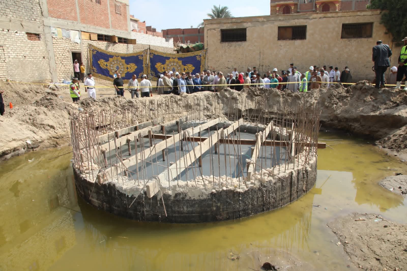 محافظ بني سويف يتفقد سير العمل بمشروع الصرف الصحي بقرية منهرو بنظام المشاركة المجتمعية - الخليج الان