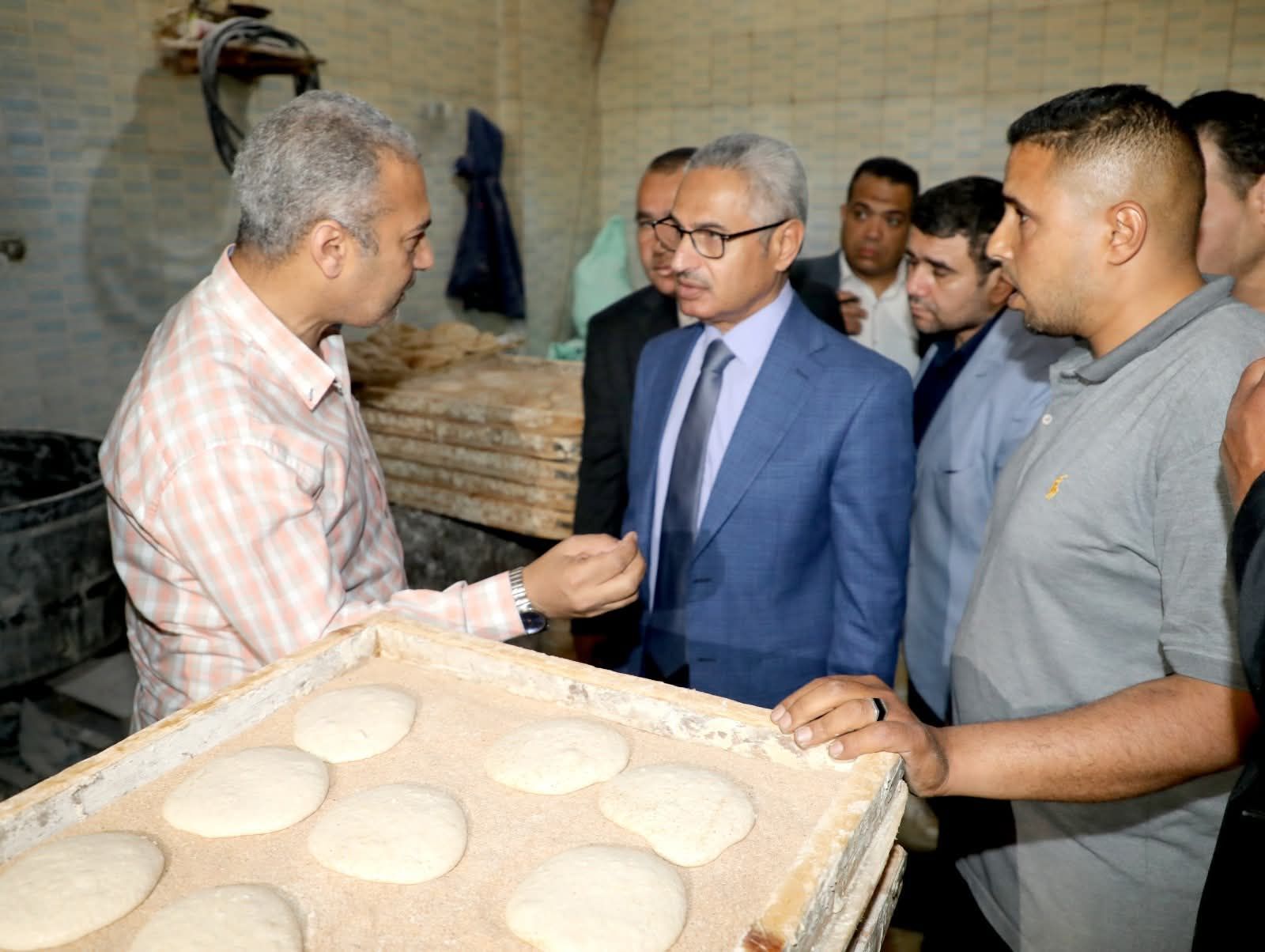 محافظ بني سويف يُفاجئ مخبزًا بإهناسيا ويشدد على توقيع غرامات بعد رصد نقص وزن الرغيف 10 جرام و مخالفات إدارية - الخليج الان