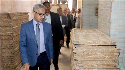 محافظ بني سويف يُفاجئ مخبزًا بإهناسيا ويشدد على توقيع غرامات بعد رصد نقص وزن الرغيف 10 جرام و مخالفات إدارية - الخليج الان