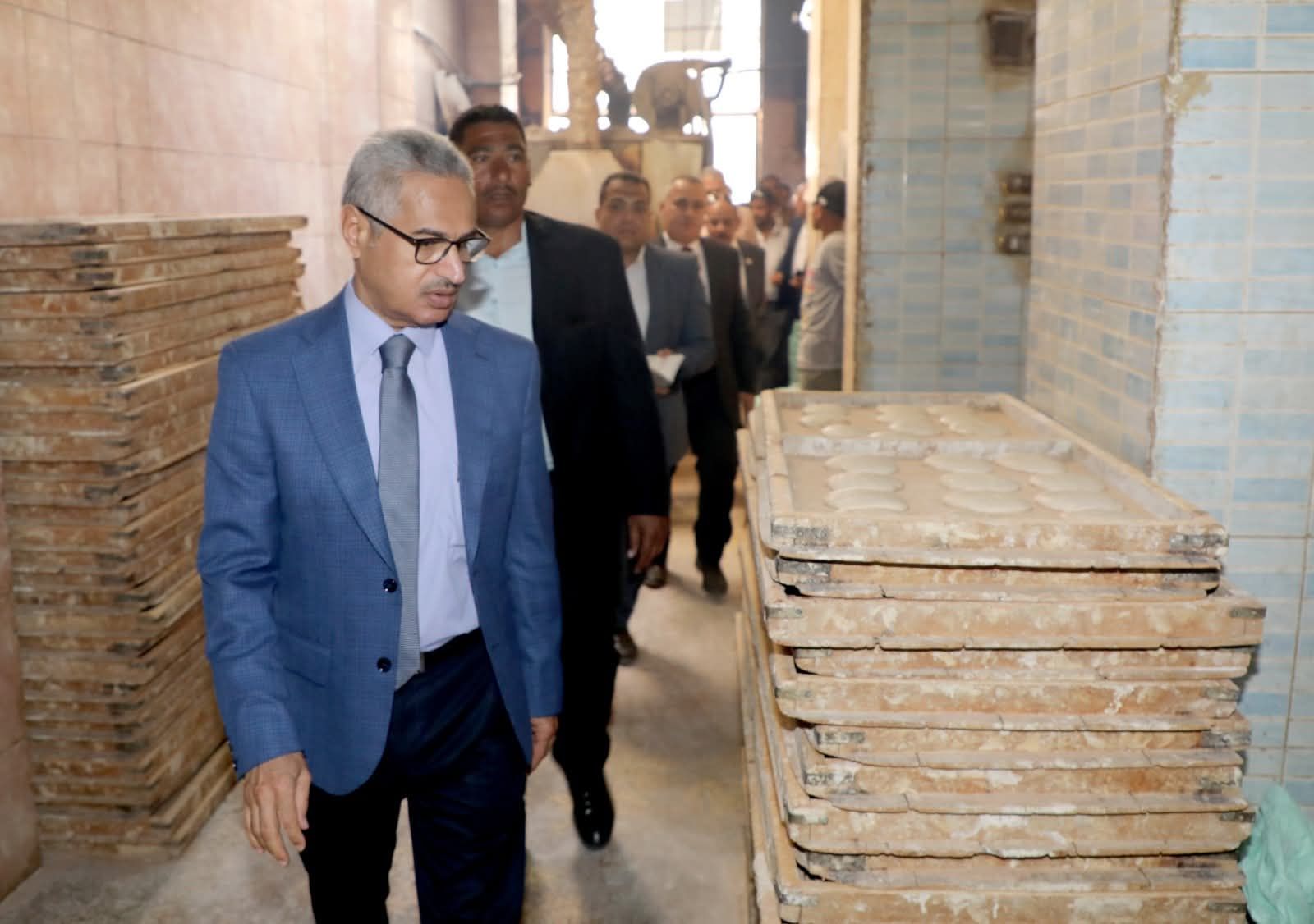 محافظ بني سويف يُفاجئ مخبزًا بإهناسيا ويشدد على توقيع غرامات بعد رصد نقص وزن الرغيف 10 جرام و مخالفات إدارية - الخليج الان