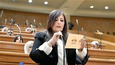 إليزابيث شاكر تطالب بوضع استراتيجية وطنية لمواجهة الكلاب الضالة - الخليج الان