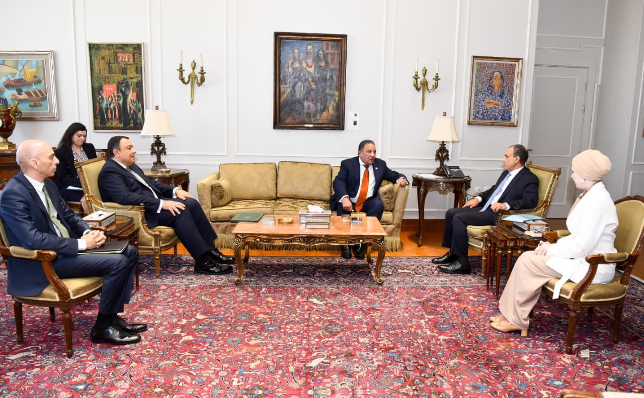وزير الخارجية يلتقي رئيس لجنة الشئون العربية بمجلس النواب|صور - الخليج الان