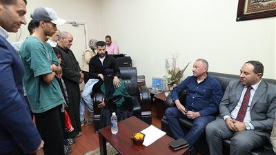 الخطيب يطمئن على الحالة الصحية للمشجع عبد الله عربي بعد تعرضه لحادث أثناء ذهابه لمباراة القمة - الخليج الان