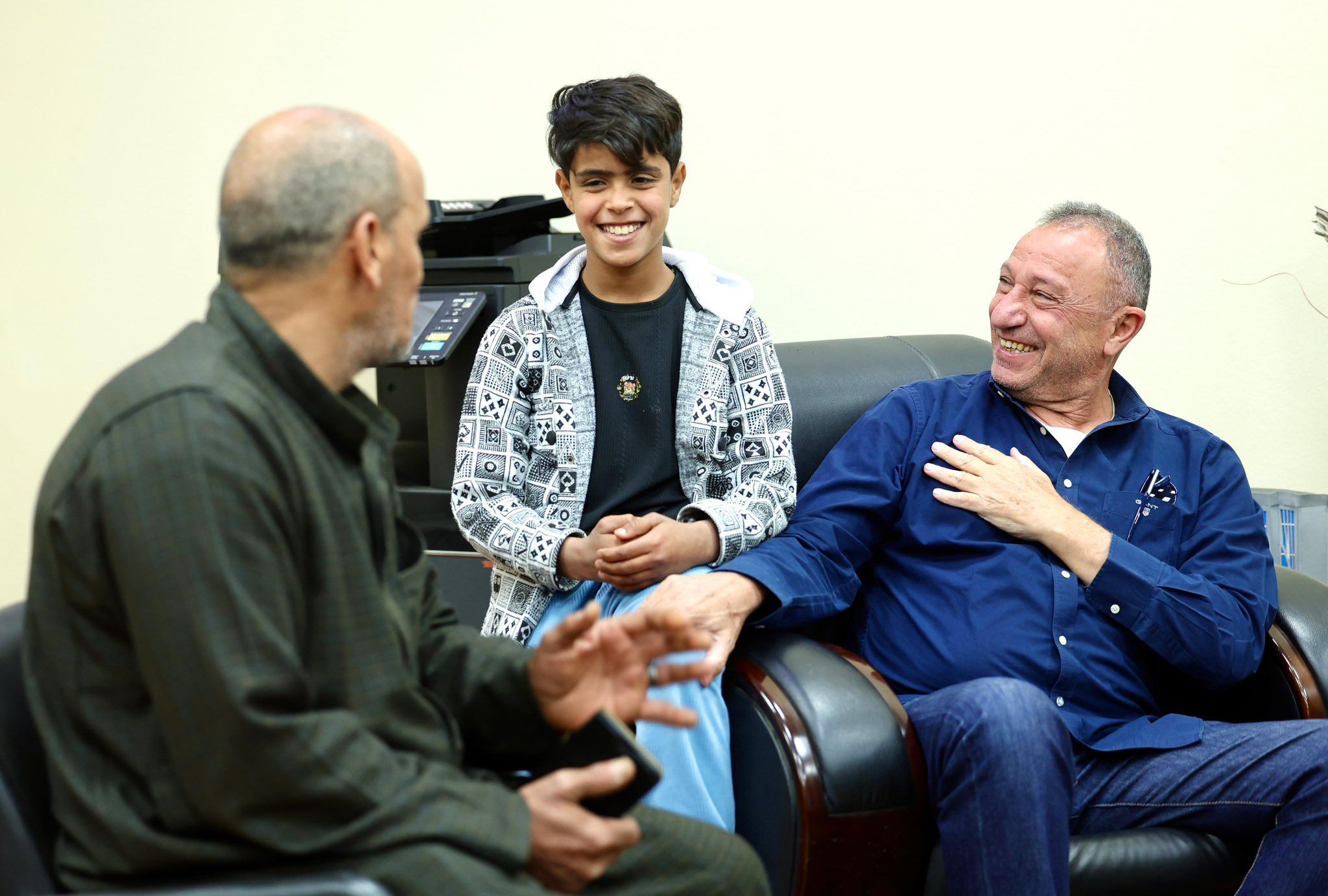الخطيب يطمئن على الحالة الصحية للمشجع عبد الله عربي بعد تعرضه لحادث أثناء ذهابه لمباراة القمة - الخليج الان