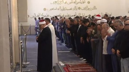 خالد الجندي يقيم صلاة جنازة الفنان هاني شاكر بمسجد أبو شقة| صور - الخليج الان