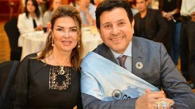 ألقت عليه نظرة الوداع اليوم.. علاقة هاني شاكر وزوجته وسر امتدادها لـ 40 عام - الخليج الان