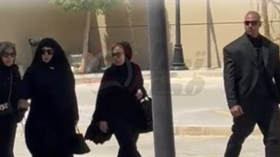 فيفي عبده ولبلبة.. بدء توافد نجوم الفن على جنازة هاني شاكر| صور - الخليج الان