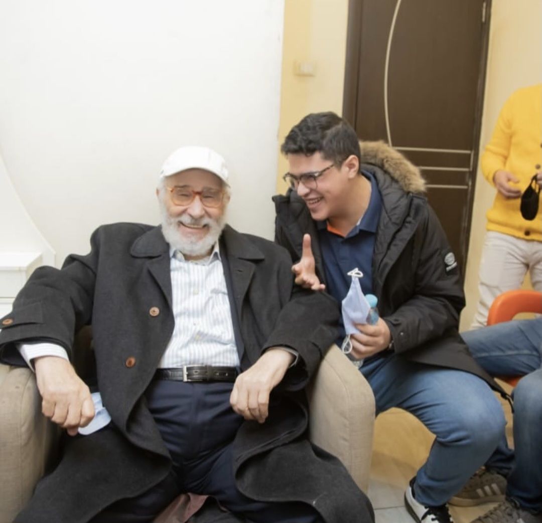 دعاء مؤثر ورسالة حب.. حفيد عبد الرحمن أبو زهرة يكشف كواليس علاقته بجده - الخليج الان