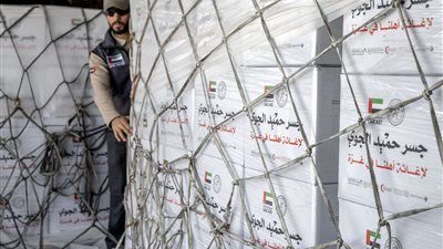 «تنسيق مصري إماراتي مشترك».. وصول آخر طائرات جسر حميد الجوي إلى العريش لدعم غزة - الخليج الان
