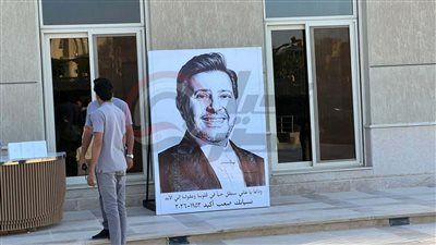 طائرة درون ولافتة بـ "نسيانك صعب أكيد".. اللقطات الأولى من عزاء هاني شاكر - الخليج الان