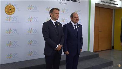 خلال افتتاح المقر الجديد لجامعة سنجور.. الرئيس السيسي والرئيس الفرنسي يلتقطان صورًا تذكارية - الخليج الان