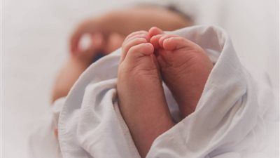 ابنتها أنجبته سفاحا.. سقوط مسنة بعد إلقاء رضيع داخل مقلب قمامة بالعجوزة - الخليج الان