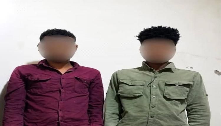 شرطة المهرة تضبط مهاجرين غير شرعيين بحوزتهم أكثر من 1050 حبة مخدرة