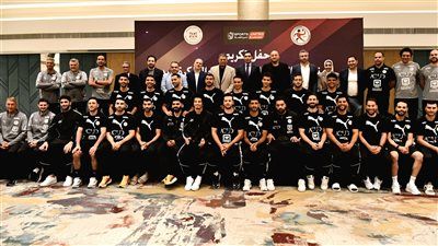 تورتة وصور تذكارية.. وزير الرياضة يحتفل مع منتخب اليد ببطولة أفريقيا - الخليج الان