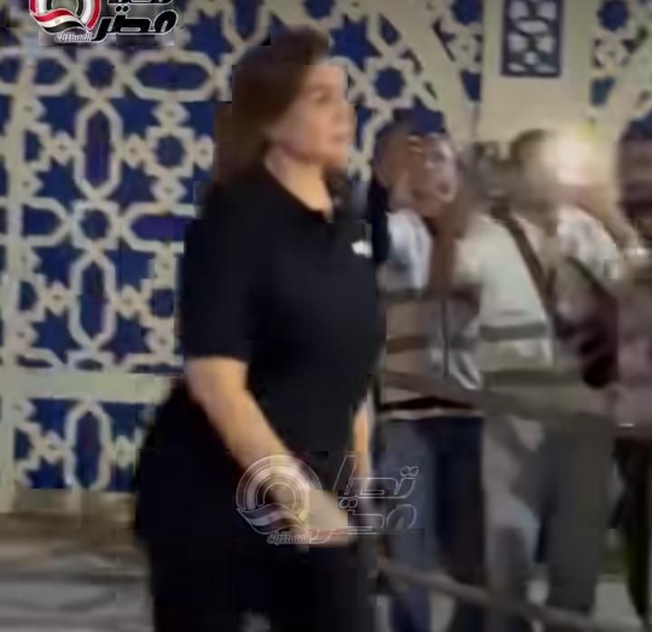 الحزن يسيطر على إلهام شاهين في عزاء عبد الرحمن أبو زهرة - الخليج الان