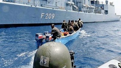 استنفار دبلوماسي لإنقاذ بحارة "ناقلة النفط" المختطفة بالصومال.. وتحركات رفيعة لتأمين عودتهم - الخليج الان
