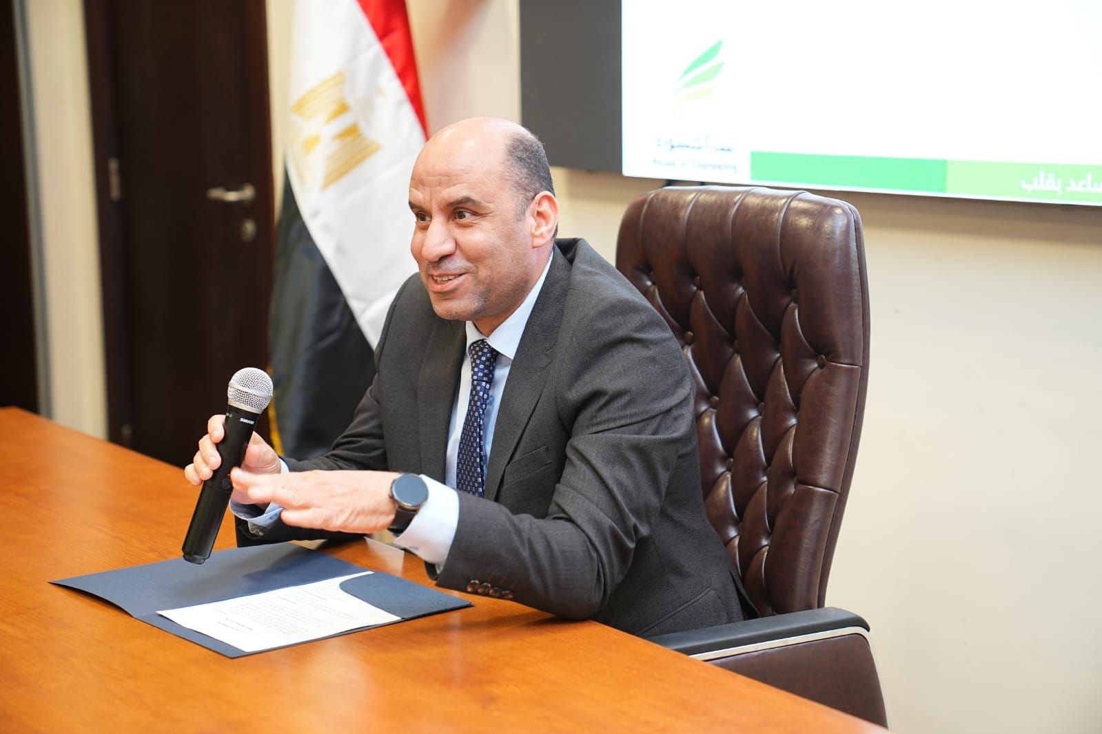 "معًا من أجل بيئة عمل منتجة".. وزير العمل يفتتح مبادرة لتعزيز الصحة النفسية ومواجهة العنف الوظيفي - الخليج الان