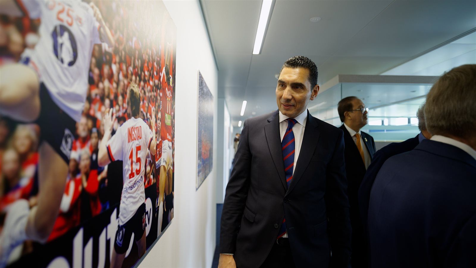 وزير الرياضة جوهر نبيل يخطف الأنظار في افتتاح مقر الاتحاد الدولي لكرة اليد - الخليج الان