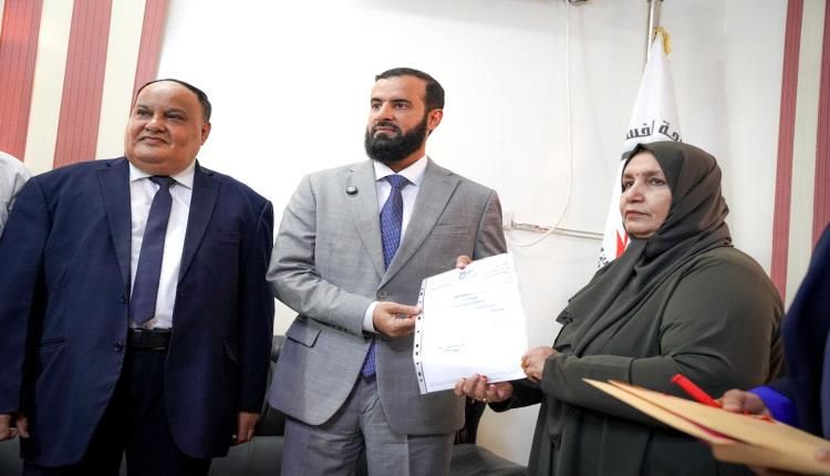 محافظ أبين يسلم إقرار الذمة المالية ويعلن الحرب على الكسب غير المشروع