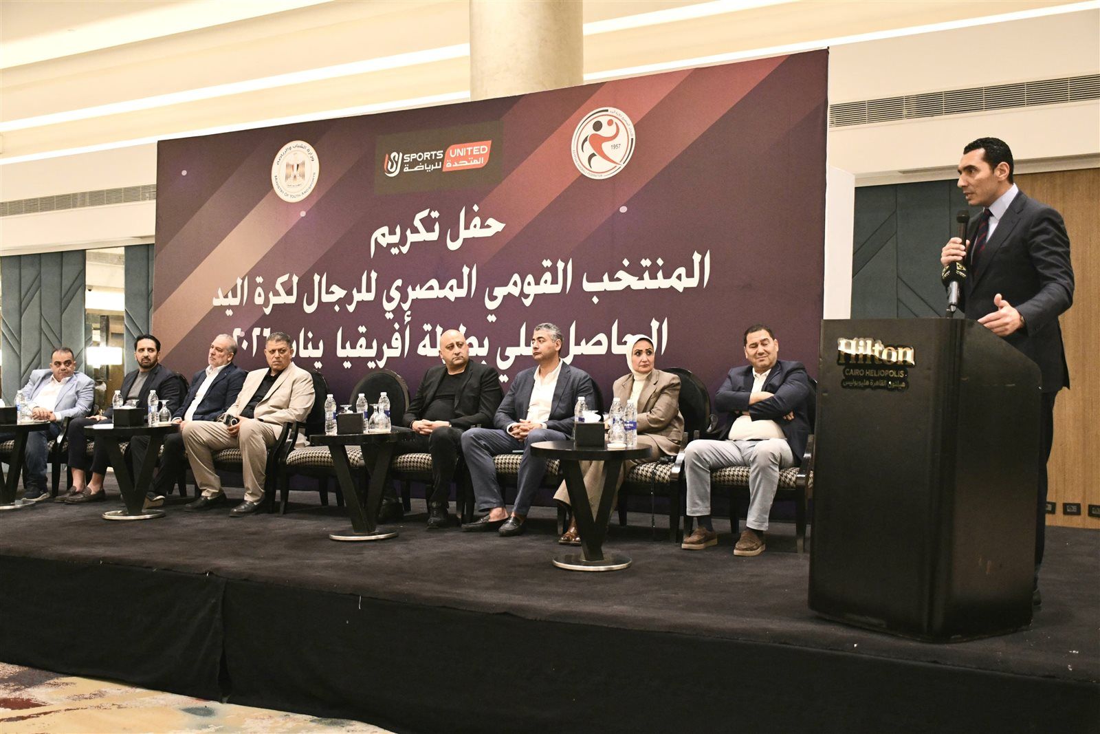 تورتة وصور تذكارية.. وزير الرياضة يحتفل مع منتخب اليد ببطولة أفريقيا - الخليج الان