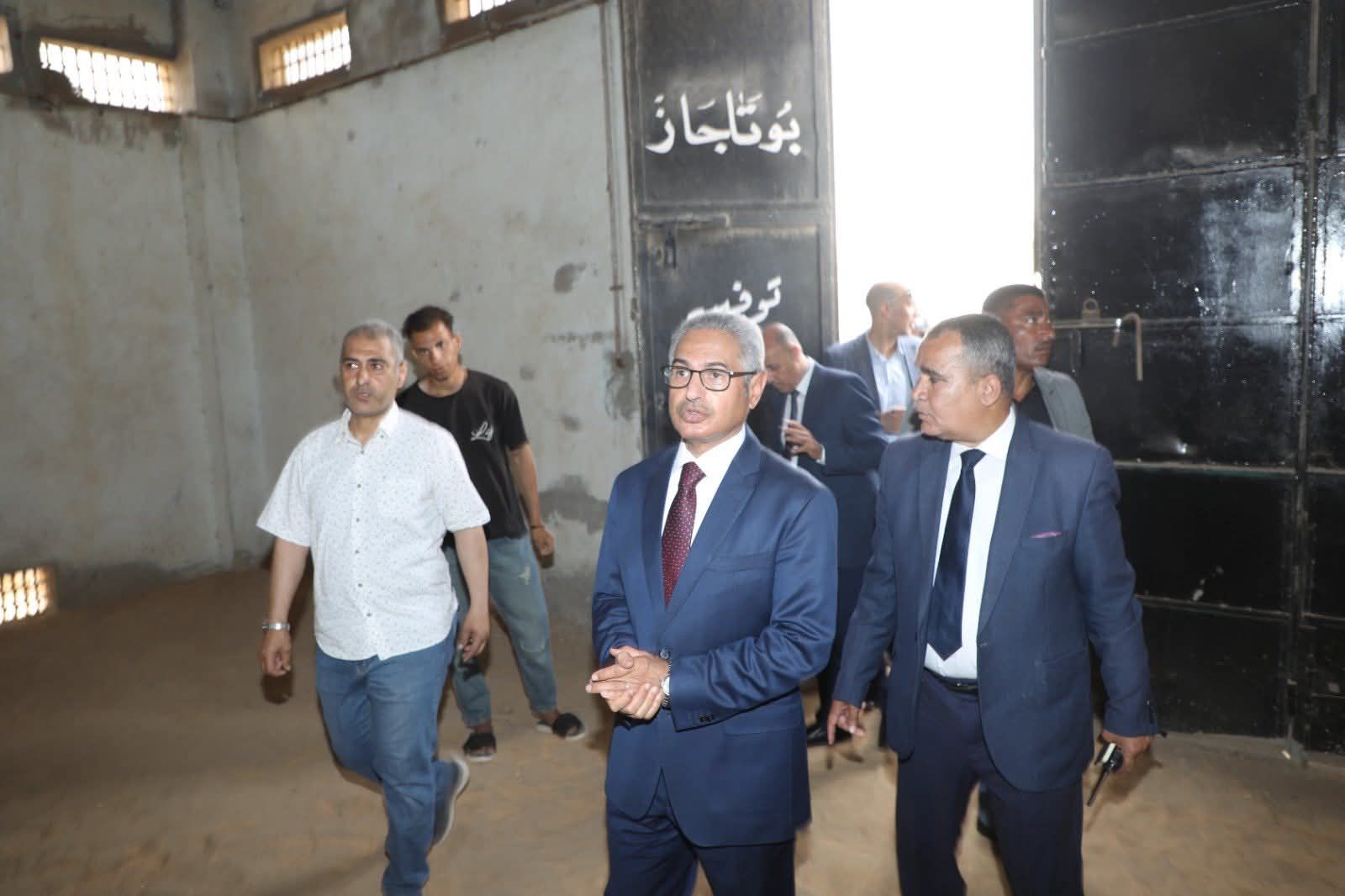 محافظ بني سويف يوجه بمراجعة عاجلة لمنظومة الحماية المدنية بمحطات الوقود ومستودعات البوتاجاز خلال جولته بإهناسيا - الخليج الان