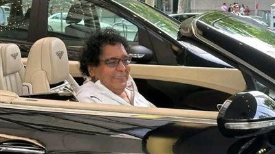 يتمتع بصحة جيدة.. أحدث ظهور للكينج محمد منير داخل سيارة - الخليج الان