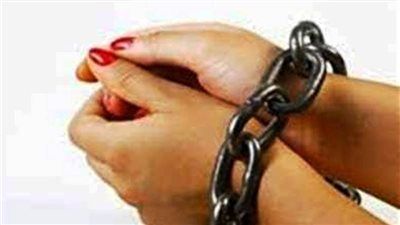 بسبب رفضها العودة لطليقها.. أب وشقيقه يُكبلان ابنته بجنزير أعلى عقار في الجيزة - الخليج الان