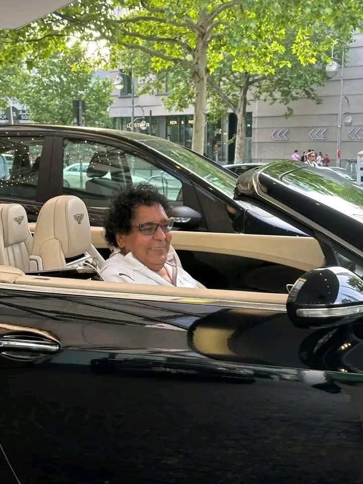يتمتع بصحة جيدة.. أحدث ظهور للكينج محمد منير داخل سيارة - الخليج الان