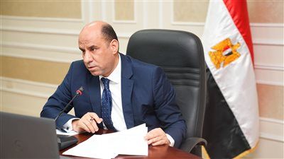 وزير العمل يعلن الانتهاء من فحص أوراق 4 لجان عمالية تمهيدًا لاعتمادها - الخليج الان