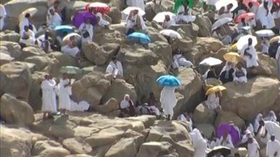 من على جبل عرفات.. حجاج بيت الله يتضرعون بالدعاء للرحمن في يوم عرفة - الخليج الان