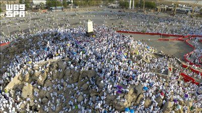 وزيرة التضامن تتابع أداء حجاج الجمعيات الأهلية مناسك الحج على صعيد عرفات - الخليج الان