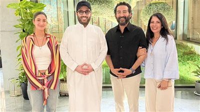 عأئلة جميلة.. تركي آل الشيخ في زيارة لـ أحمد حلمي ومنى زكي بمنزلهم - الخليج الان