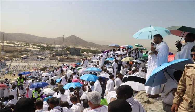 الحجاج يتوافدون إلى صعيد عرفات لأداء "الركن الأعظم"