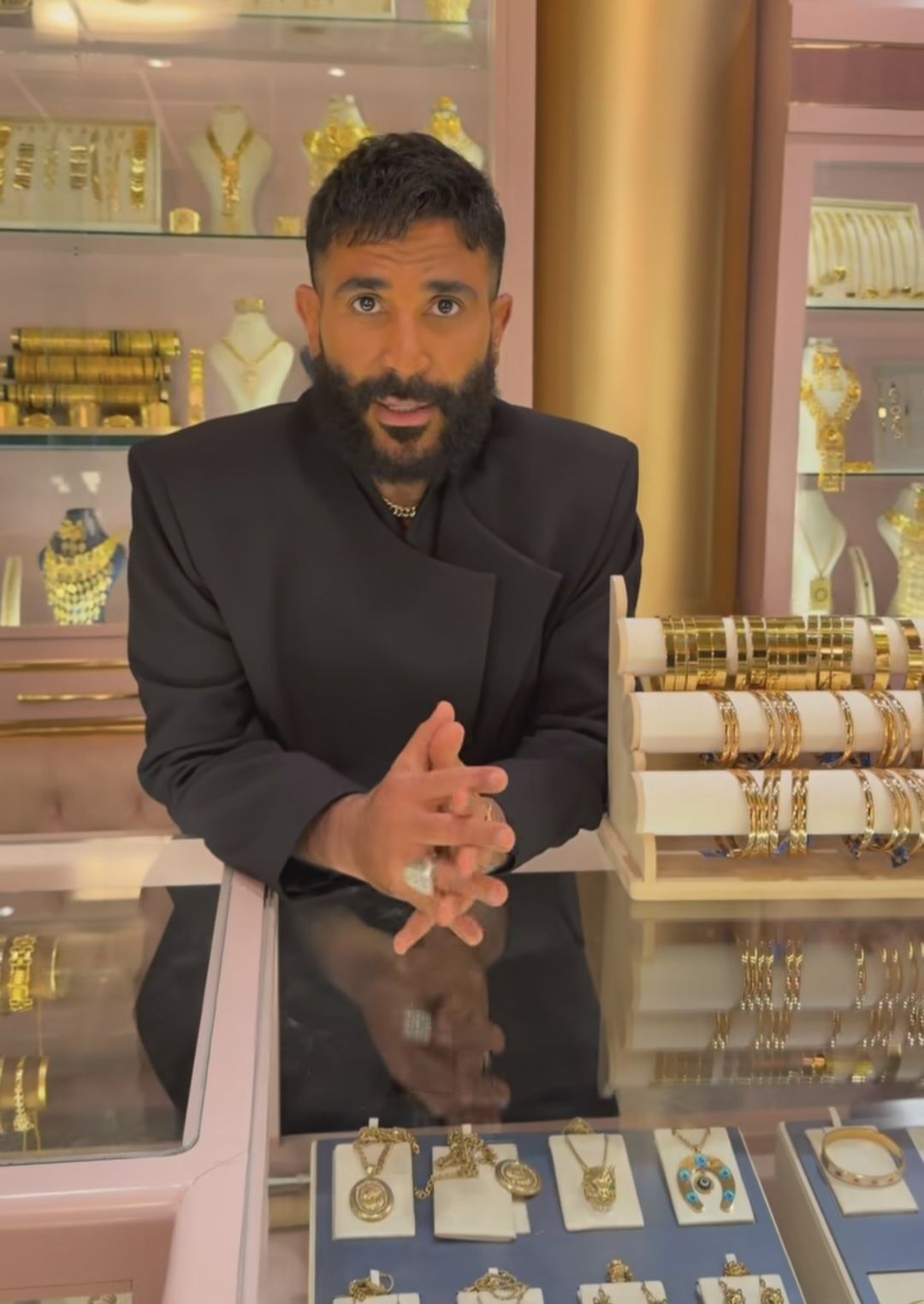 ليه الدهب اسمه كدا؟.. أحمد سعد يعود بخفة دمه على مواقع التواصل - الخليج الان