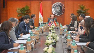 وزير الاستثمار يلتقي السفير البريطاني لتعزيز الشراكة الاقتصادية وتعميق التعاون الاستثماري والتجاري - الخليج الان