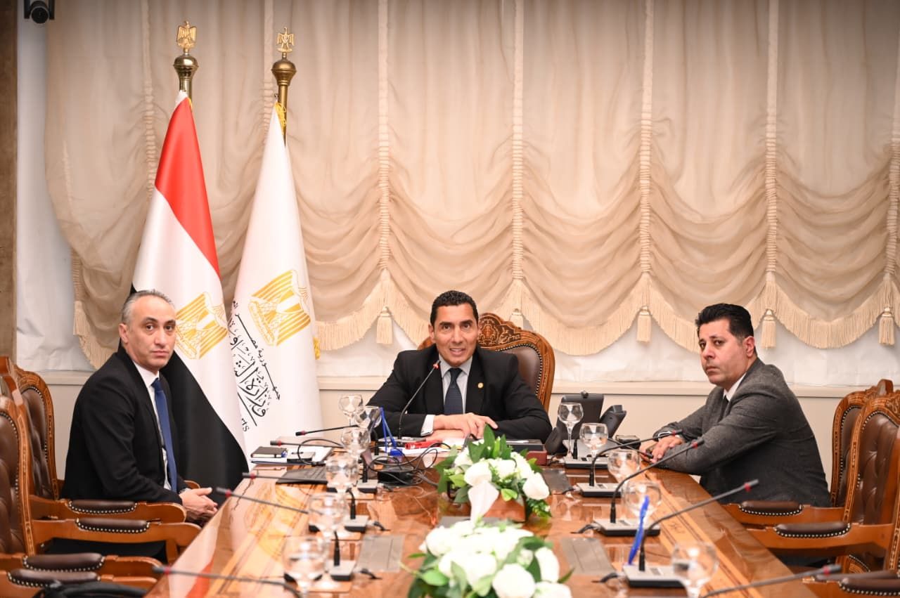 وزير الشباب والرياضة يلتقي بالفارس الدولي سامح الدهان بحضور رئيس اتحاد الفروسية عبر تقنية الفيديو كونفرانس - الخليج الان