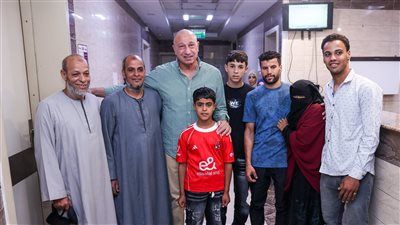 الخطيب يطمئن على تطورات الحالة الصحية لـ«مشجع الأهلي» بعد إصابته في مباراة القمة الأخيرة.. صور - الخليج الان