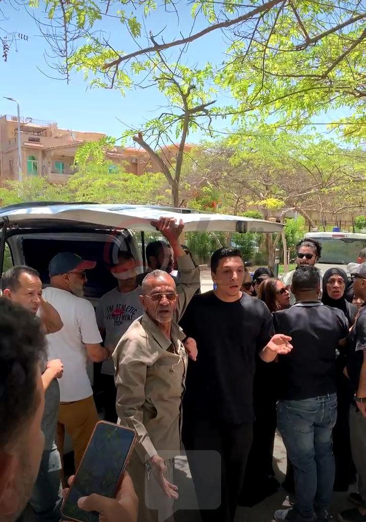 وصول جثمان سهام جلال إلى مسجد حسن الشربتلي لأداء صلاة الجنازة - الخليج الان