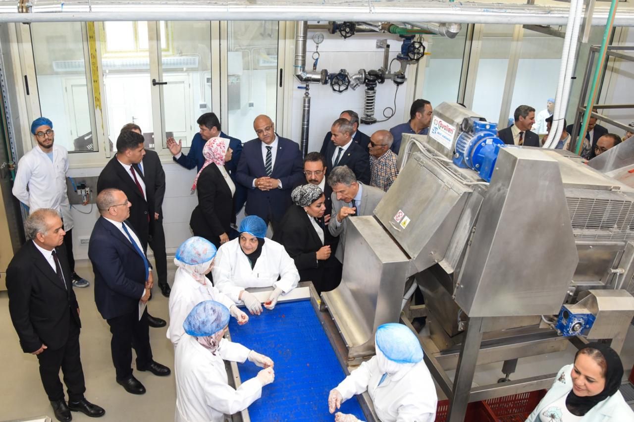 محافظ الإسكندرية يفتتح اول مركز جامعي لتصنيع الطماطم المقشرة في مصر باستثمارات تتجاوز 45 مليون جنية - الخليج الان