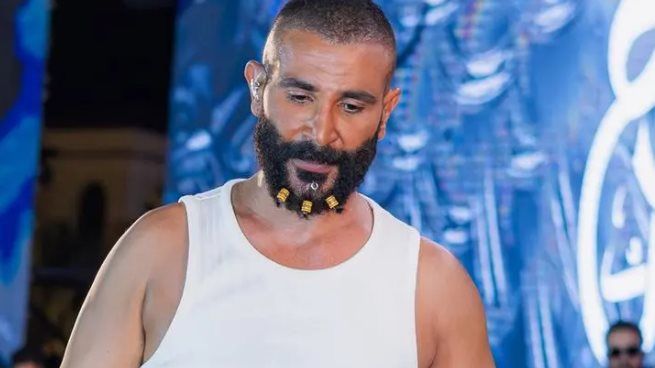 أحمد سعد يبرر إطلالاته المثيرة للجدل: "لما كنت طبيعي مكنش ليا وجود" - الخليج الان