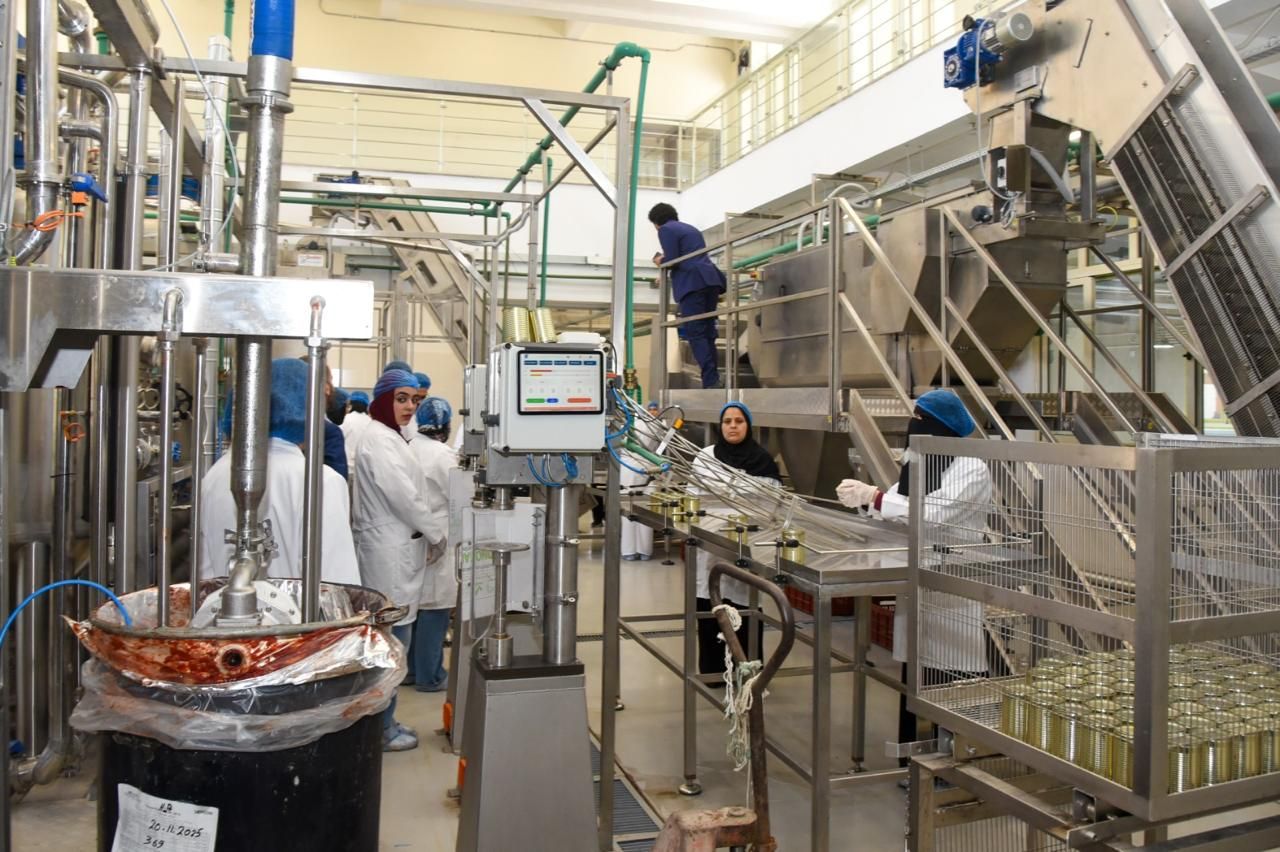 محافظ الإسكندرية يفتتح اول مركز جامعي لتصنيع الطماطم المقشرة في مصر باستثمارات تتجاوز 45 مليون جنية - الخليج الان