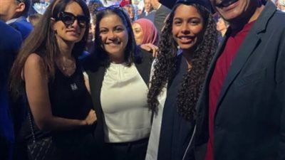غياب والدتها.. مريم ابنة شيرين عبد الوهاب تحتفل بتخرجها من المدرسة برفقه والدها وزينة| صور - الخليج الان