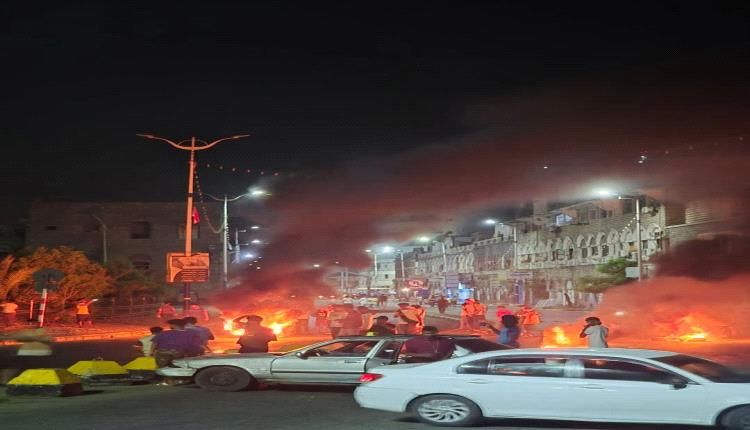 محتجون يشعلون الإطارات ويقطعون شوارع التواهي بعدن احتجاجاً على كارثة الكهرباء
