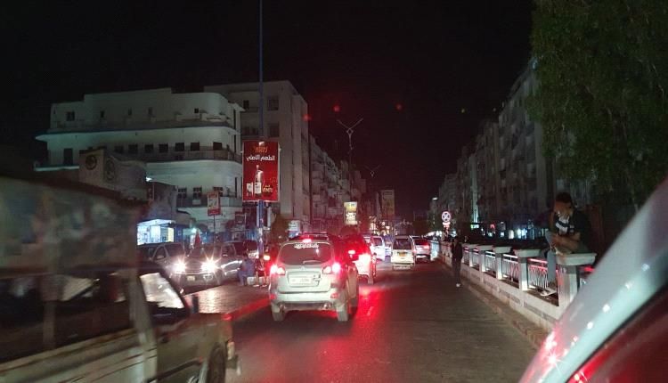 عطل فني يطفئ الشارع المستثنى.. وفرق الصيانة تسابق الزمن لإصلاح خط "هائل سعيد" بالمعلا