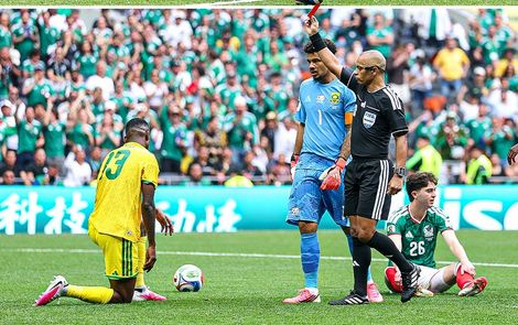 يايا سيتولي لاعب منتخب جنوب أفريقيا يدخل تاريخ كأس العالم من الباب الأصعب بعد ليلة كارثية أمام المكسيك - الخليج الان