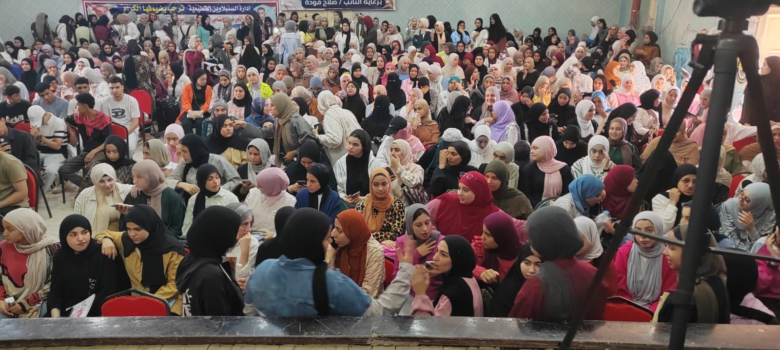 إقبال وحضور كثيف لطلاب الصف الثالث الثانوي في أولى محاضرات القوافل التعليمية المجانية بإدارة السنبلاوين التعليمية - الخليج الان