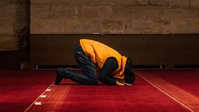 أمين الفتوى يوضح حكم الصلاة بالقراءة من المصحف والهاتف وضوابط الدعاء المكتوب - الخليج الان