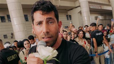 عزيز مرقة يحول محطة مترو عدلي منصور إلى حفل غنائي مفاجئ بعد تريند بوكيه ورد - الخليج الان